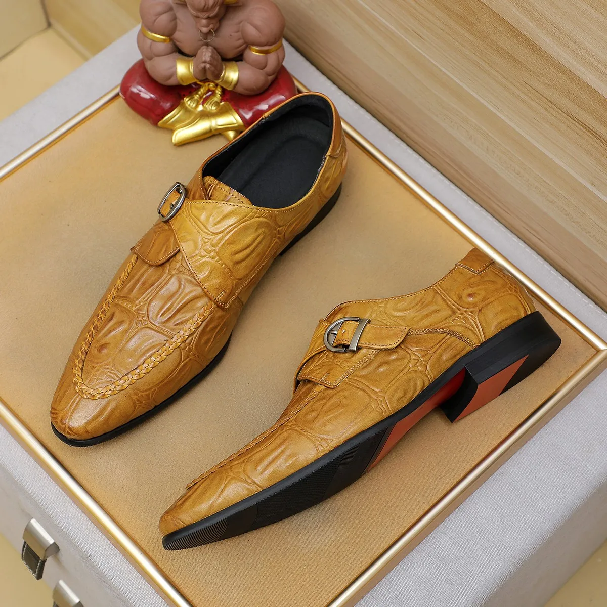 Men's shoes 💰540 💰 Louis Vuitton LV ® Autumn and Winter 🆕 models 🔛Full shoe counter First layer cowhide, 🐂leather lining casual shoes for men, super soft outsole, essential for driving. Counter synchronized original first layer cowhide completely 1:1 mold customization 🌹Top version, 2 colors optional! Number: 38-45 (37.46. Customized)